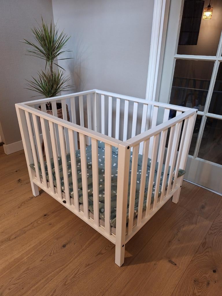 Witte box met boxkleed en matras, Ophalen of Verzenden, Gebruikt, Vierkant, Boxkleed