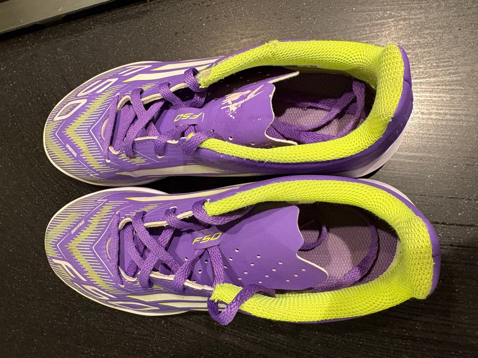 Adidas F50 zaalvoetbalschoenen paars/geel maat 37 1/3, Sport en Fitness, Ophalen of Verzenden, Gebruikt, Schoenen