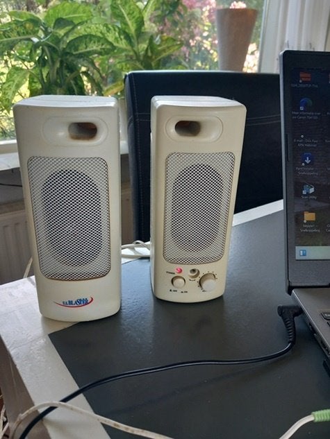 te koop 2 luidsprekertjes, Gebruikt, Overige typen, Minder dan 60 watt, Inclusief kabels
