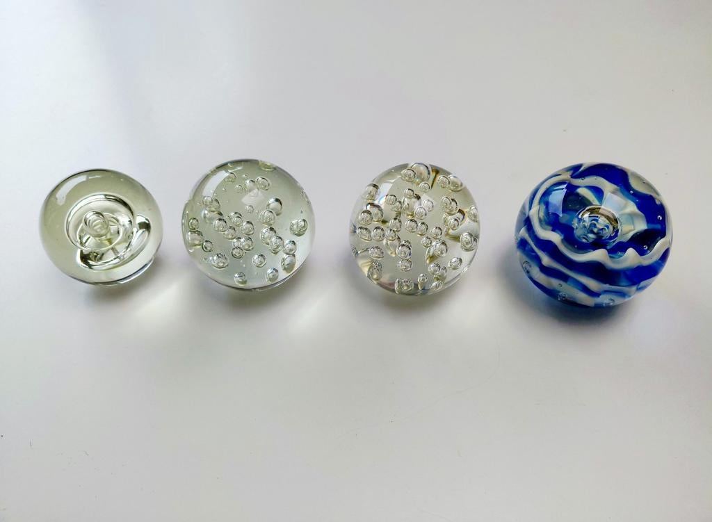 4 vintage glazen presse papier bollen, Ophalen