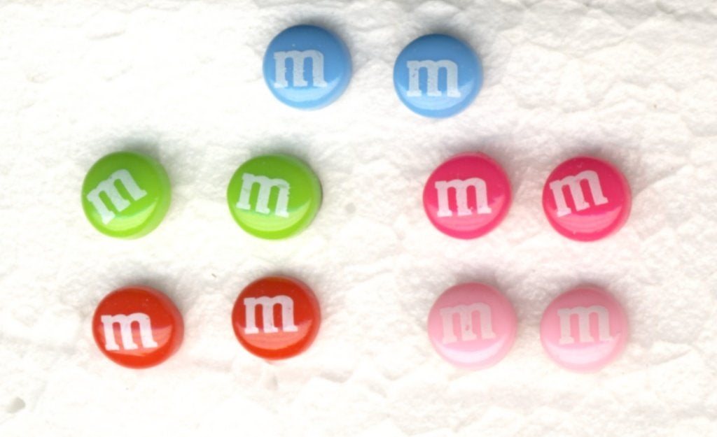 Vijf paar  M&M’s Oorbellen Oorstekers., Sieraden, Tassen en Uiterlijk, Overige materialen, Nieuw, Ophalen of Verzenden, Knopjes of Stekers