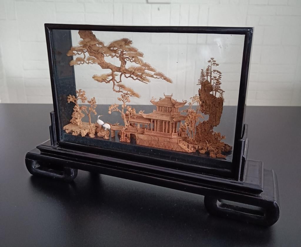 Chinese kurksculptuur in glazen vitrine San - You., Ophalen