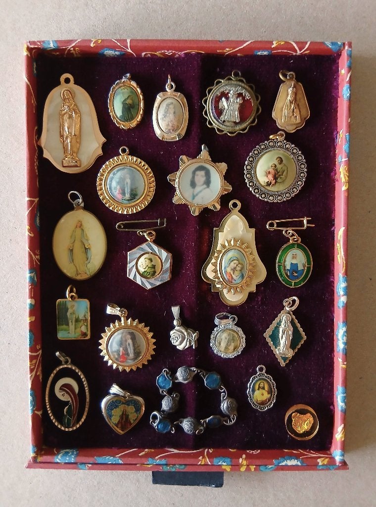 laatje vol religieuze hangertjes en medaillons, Ophalen of Verzenden, Gebruikt, Overige typen, Christendom | Katholiek