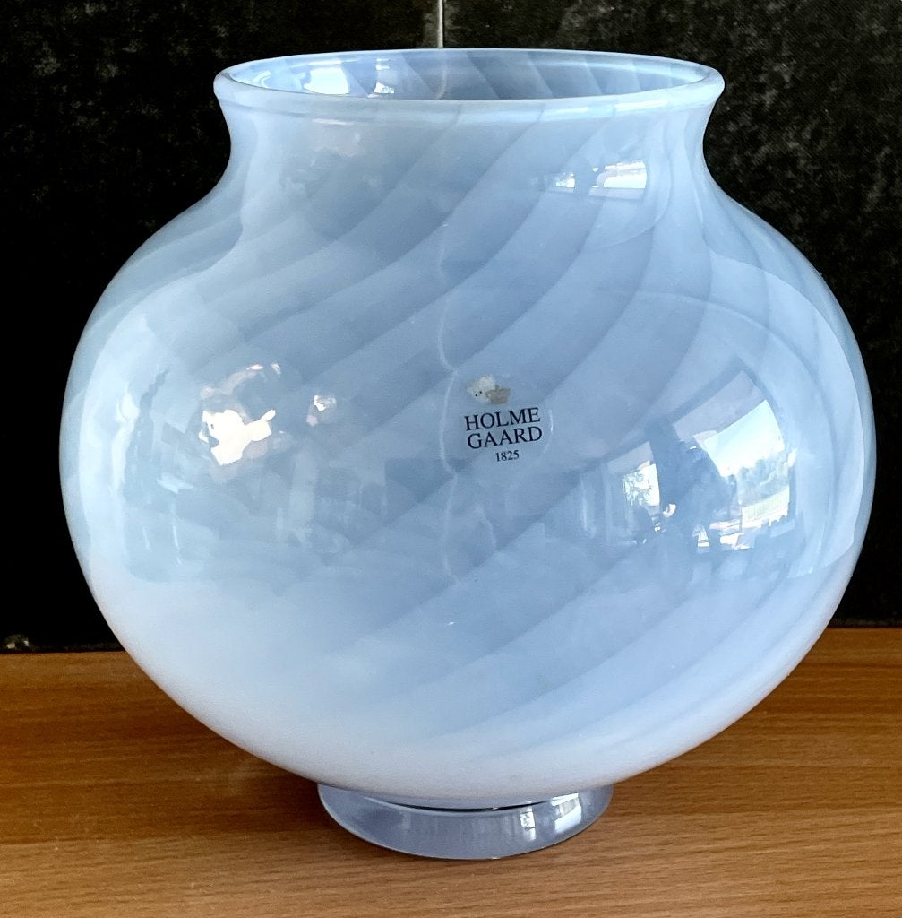 Vintage lichtblauwe opaline vaas Holmegaard Denemarken, Antiek en Kunst, Antiek | Glas en Kristal, Ophalen of Verzenden