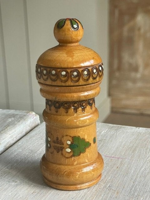 Traditioneel vintage houten parfumhouder / flesje. Bulgarije, Ophalen, Zo goed als nieuw, Overige typen, Gevuld