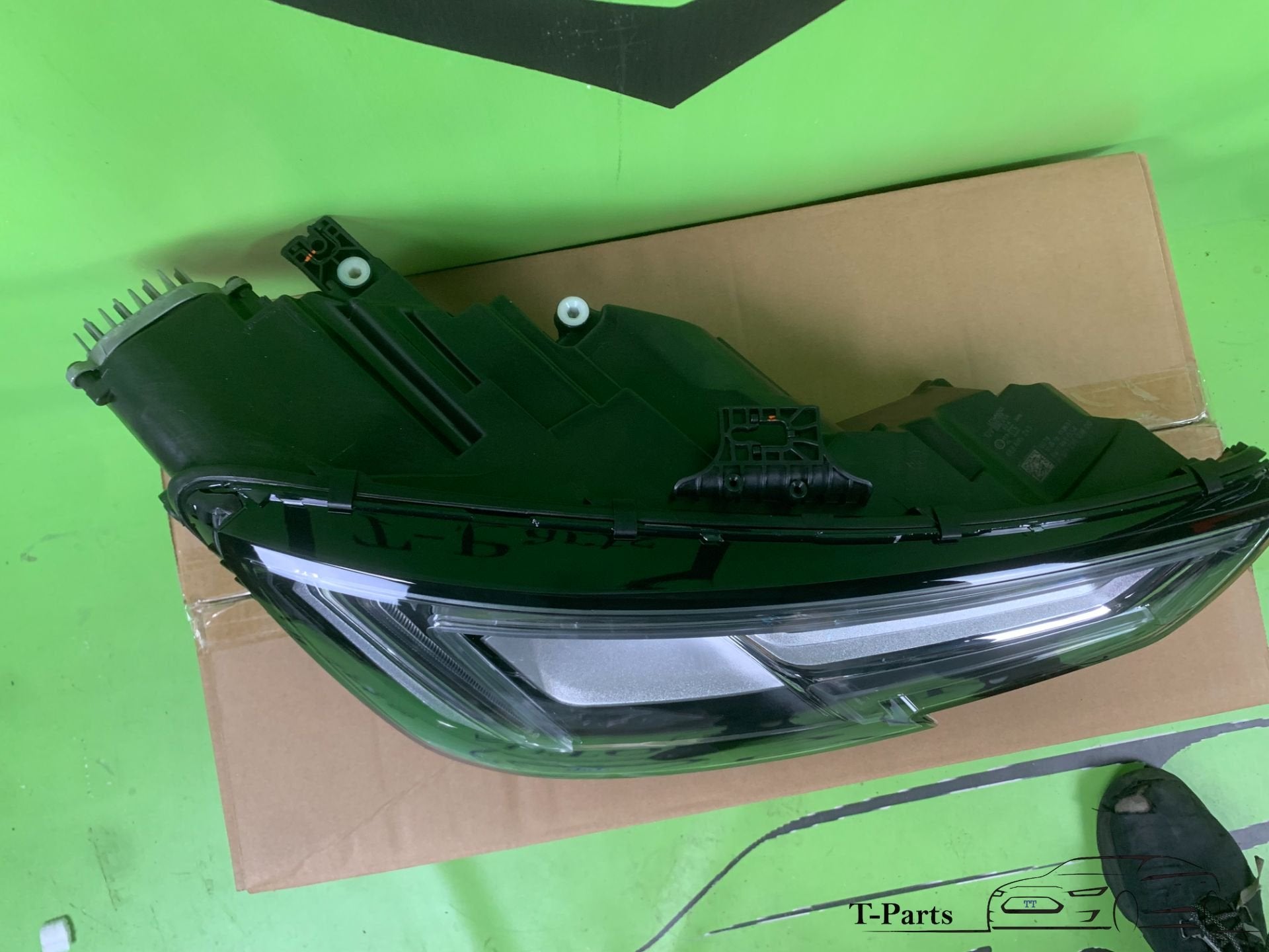 audi A4 koplamp rechts --NIEUW-- 8W0941034 lamp, Info@fabrikant.eu, Fabrikant BV, Nieuw, Fabrikantstraat 1
1000 AA  Amsterdam
