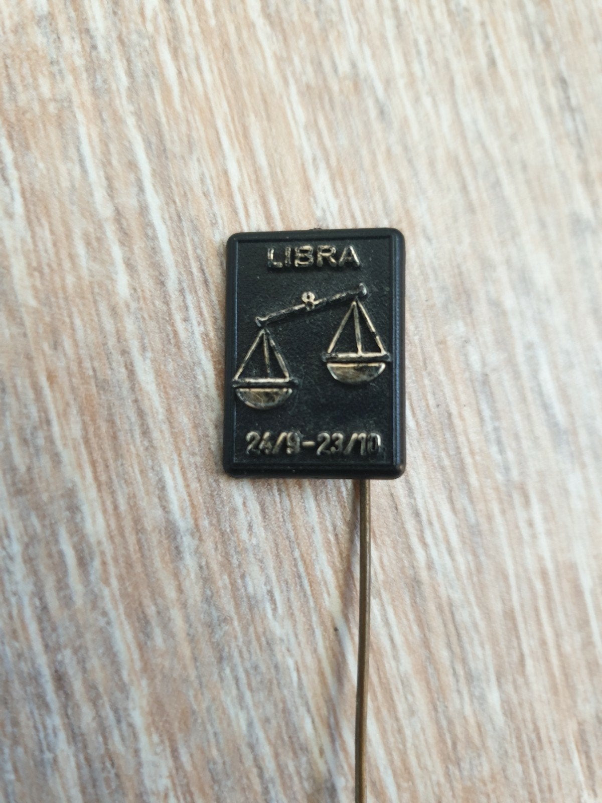 Vintage Speldje Weegschaal Sterrenbeeld (Libra), Verzamelen, Ophalen of Verzenden, Gebruikt, Overige onderwerpen, Speldje of Pin