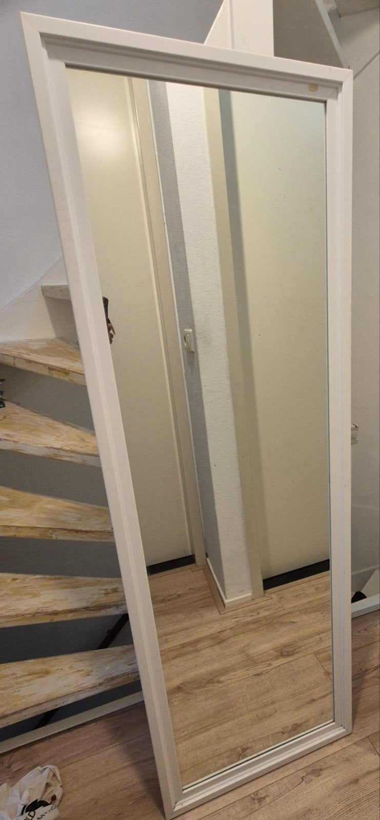 Grote passpiegel met witte lijst en standaard., Ophalen, Minder dan 50 cm, Gebruikt, 100 tot 150 cm