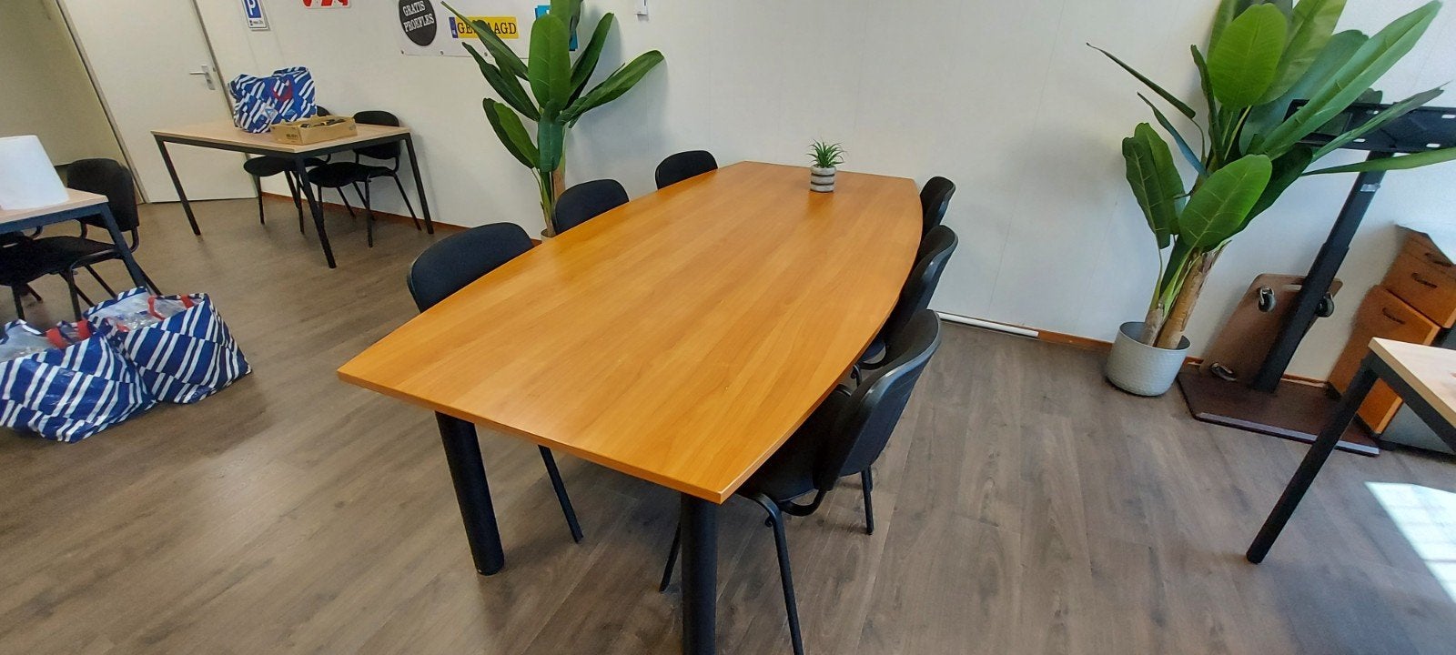 Grote vergadertafel / eettafel met metalen onderstel, Overige houtsoorten, Gebruikt, Modern zakelijk, 200 cm of meer