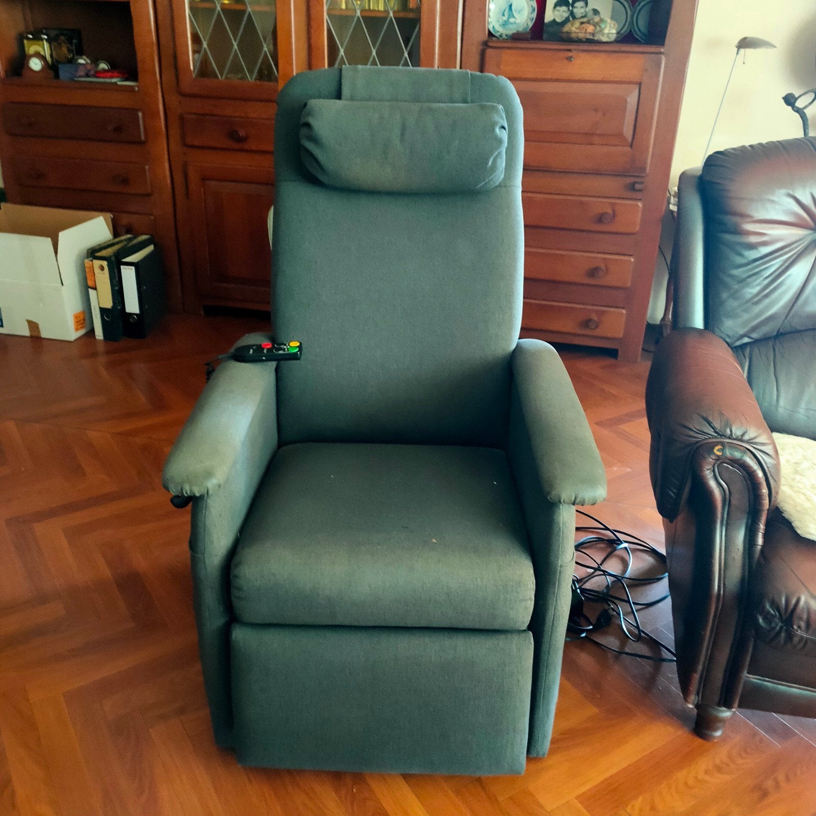 Comfortabele elektrische" STA OP "stoelmet afstandsbediening, Ophalen, Gebruikt, Modern, Comfort, 75 tot 100 cm