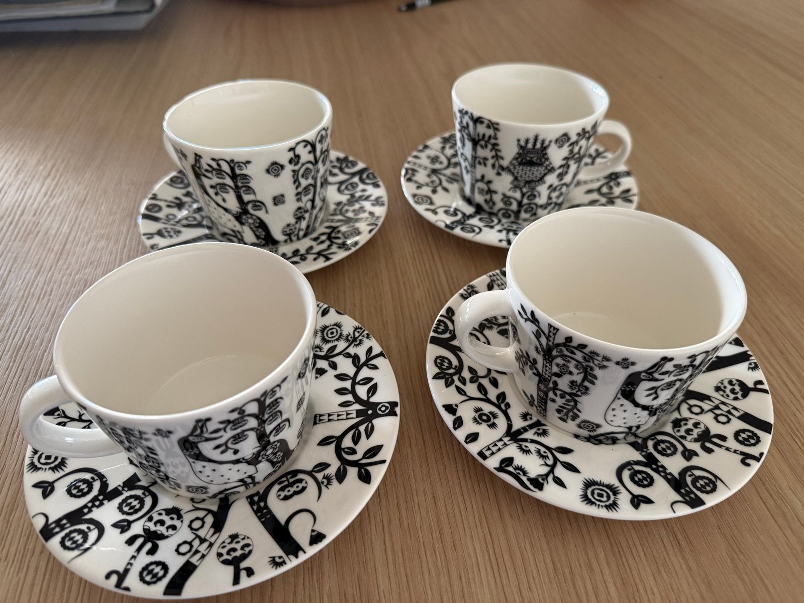 Iittala Taika servies: 4 kopjes en 4 schoteltjes, Huis en Inrichting, Keuken | Servies, Overige merken, Ophalen of Verzenden, Zo goed als nieuw