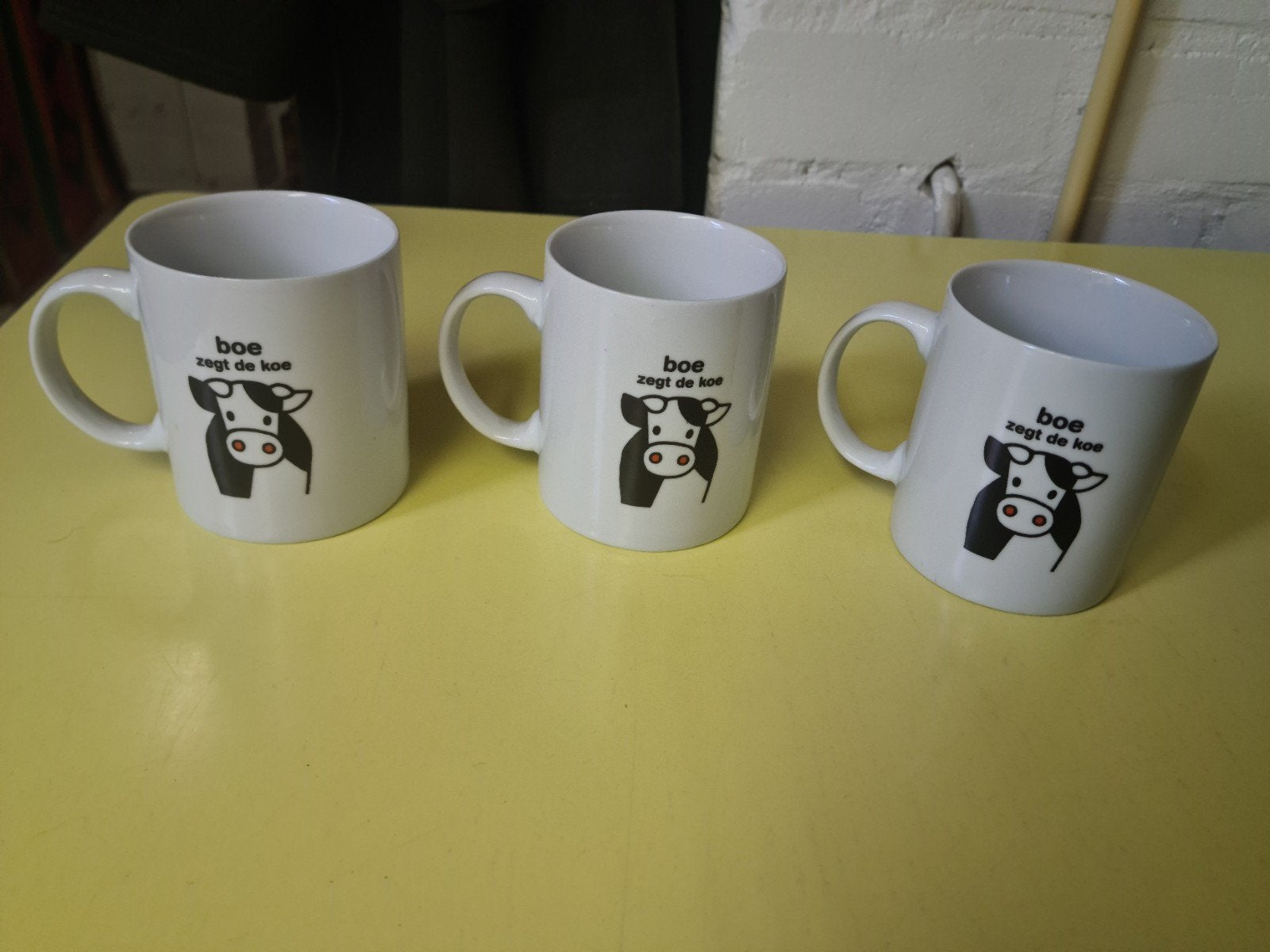 3 x witte mokken met koe - Dick Bruna "Boe zegt de koe", Ophalen of Verzenden, Overige stijlen, Kop(pen) en/of Schotel(s)