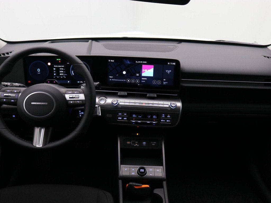 Hyundai KONA Electric Comfort Smart + BCA 48.4 kWh / Navigat, Auto's, Hyundai, Zwart, 156 pk, 295 min, Wit