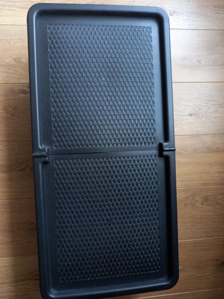 Bak met wieltjes en deksel., Ophalen