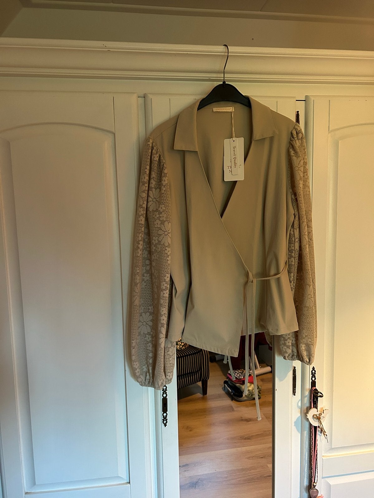 Nieuw Triple Nine blouse/jasje met kanten mouwen, Ophalen of Verzenden, Nieuw, Maat 46/48 (XL) of groter, Beige