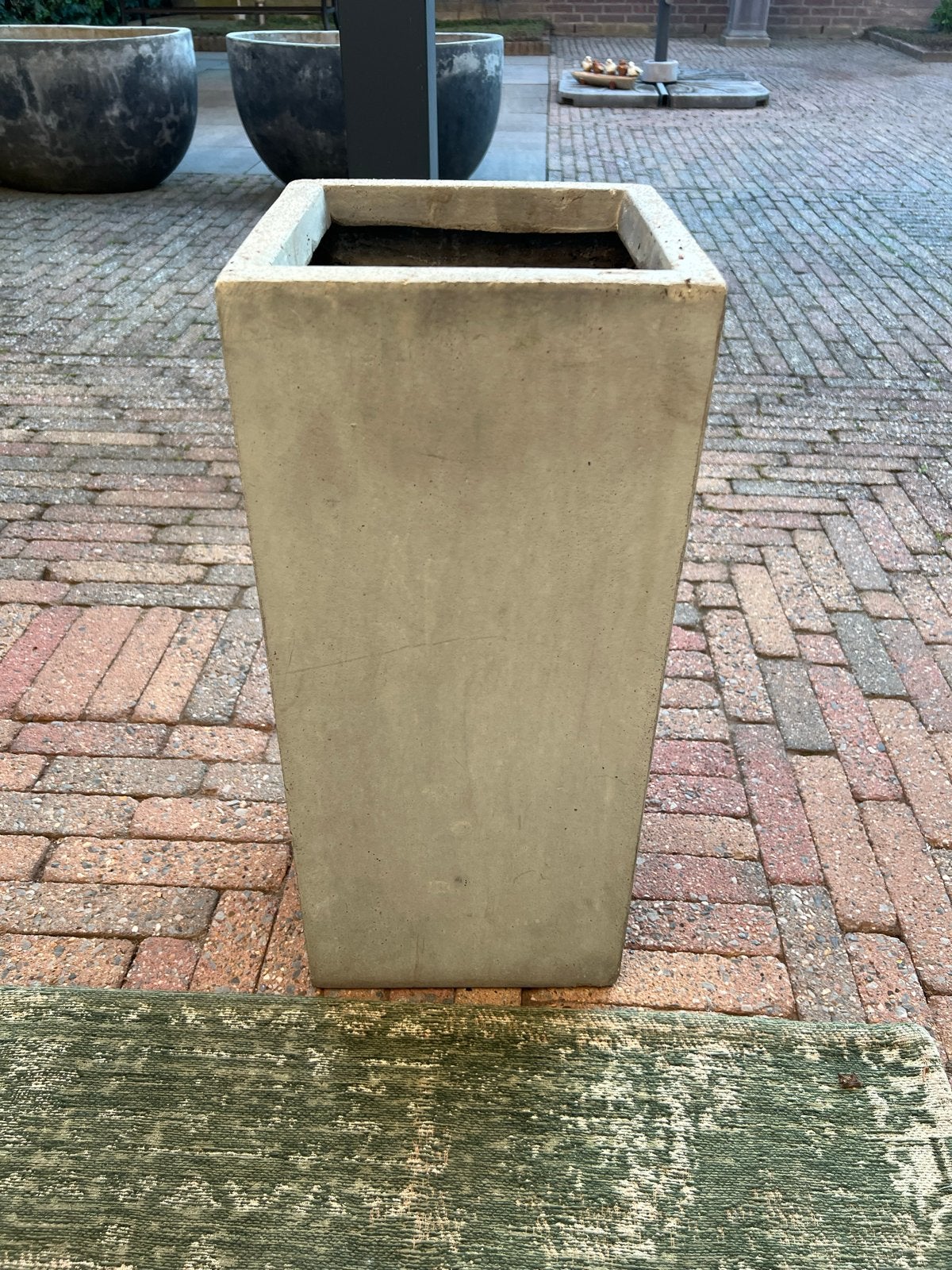Betonnen Bloem Bak Vierkant - Ook te gebruiken als zuil, Tuin en Terras, Bloembakken en Plantenbakken, Gebruikt, Beton, Tuin, 30 tot 60 cm