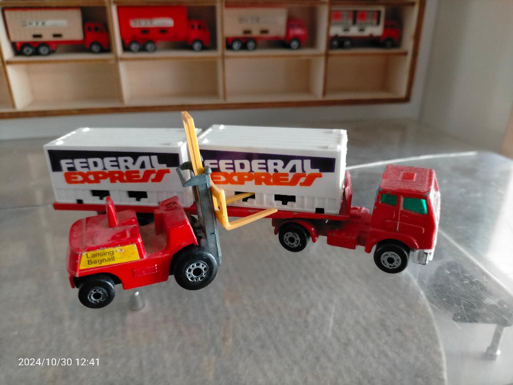 Matchbox mack federal express lot, Ophalen, Nieuw, Bus of Vrachtwagen, Matchbox