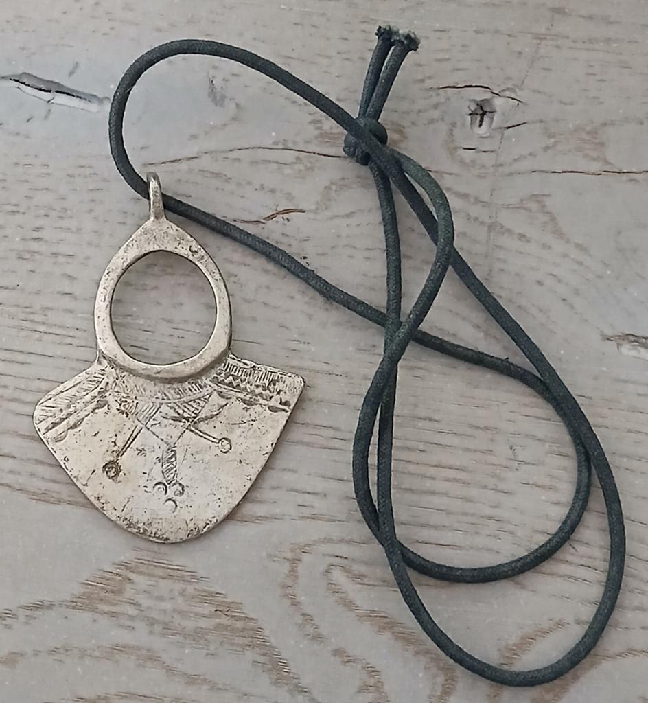 Vintage Zilveren Hanger met Touwketting, Gebruikt, Overige voorstellingen, Ophalen of Verzenden, Zilver