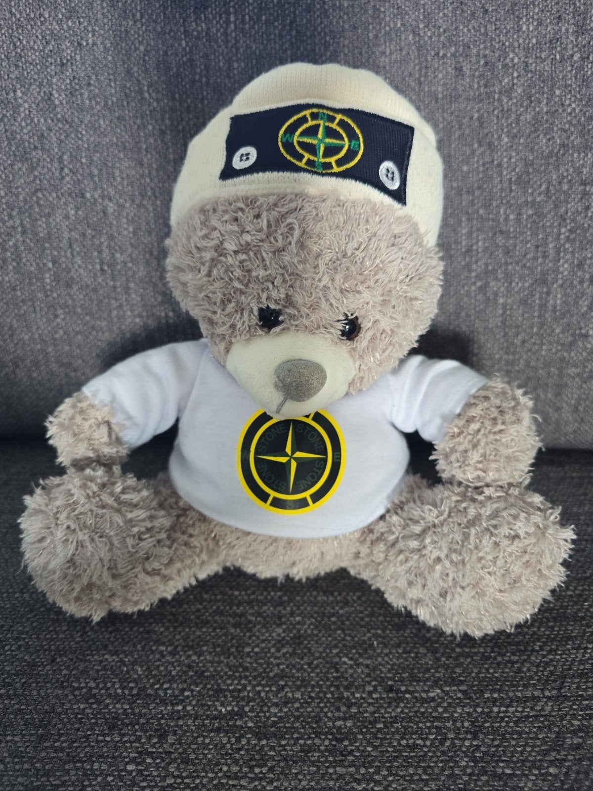 Stone Island Knuffelbeer met Muts en Shirt, Overige merken, Overige karakters, Beer, Ophalen of Verzenden