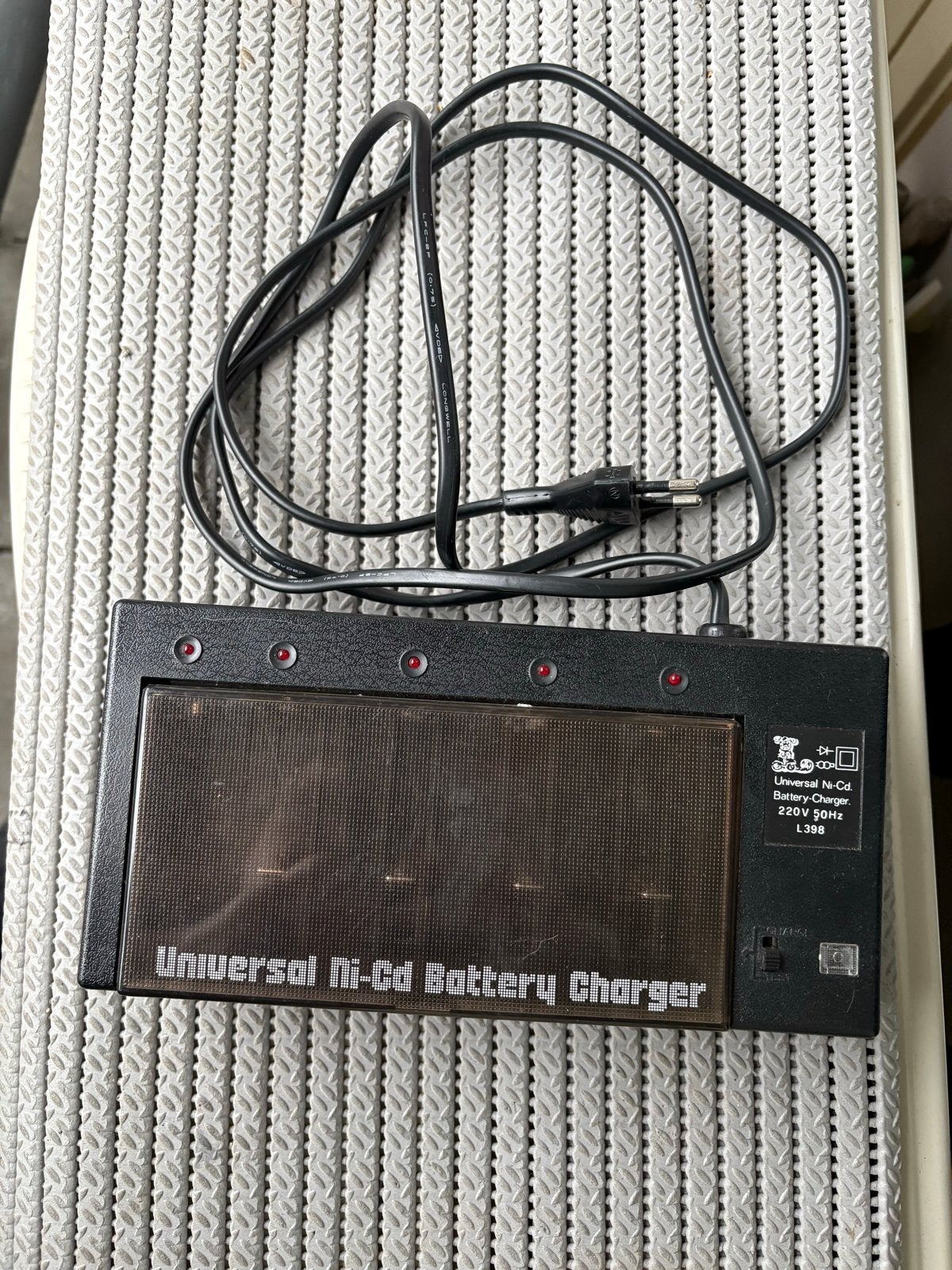 Universele Ni-Cd Batterijlader - L398, Ophalen of Verzenden, Gebruikt