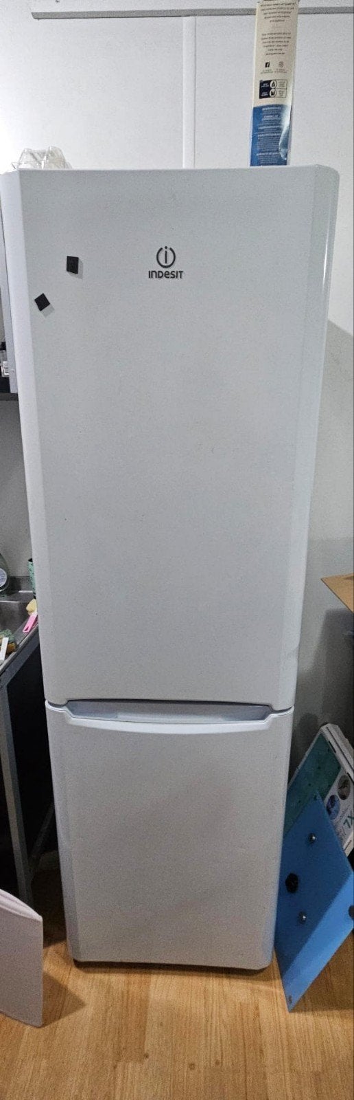 Witte Indesit koelkast met vreezer, Ophalen, Gebruikt, 200 liter of meer, Met aparte vriezer