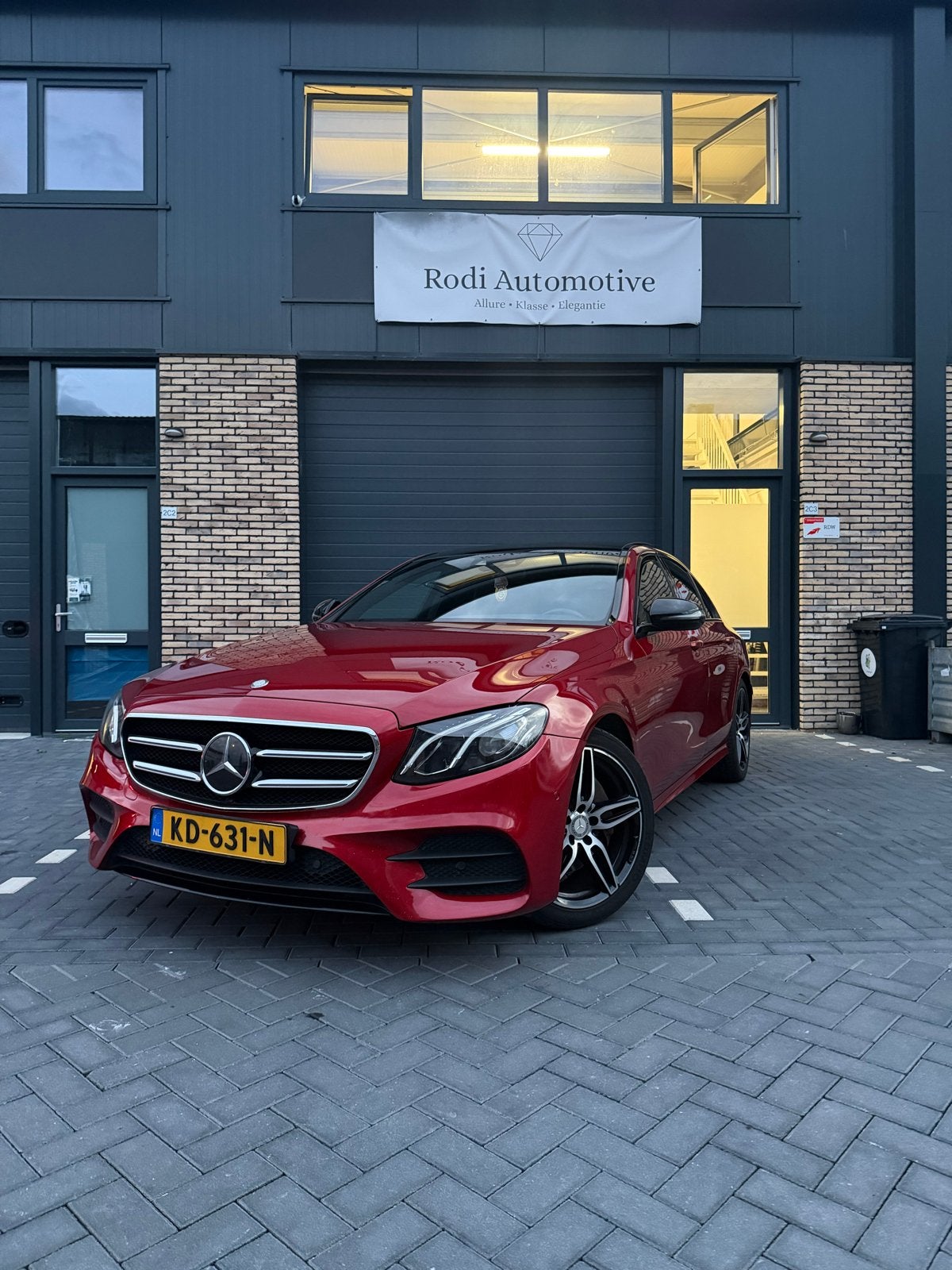 Mercedes-Benz E-Klasse 2.0 E220 D Sedan AUT 2016 Rood, Auto's, Automaat, Achterwielaandrijving, 194 pk, 4 cilinders