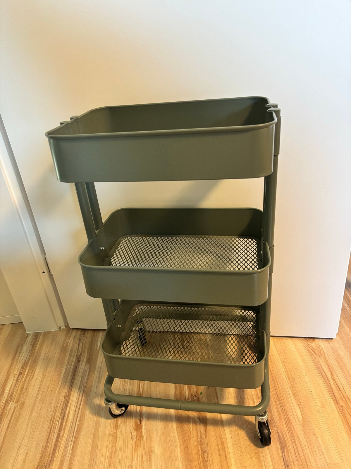 Handige groene roltafel met 3 etages, Ophalen, Gebruikt