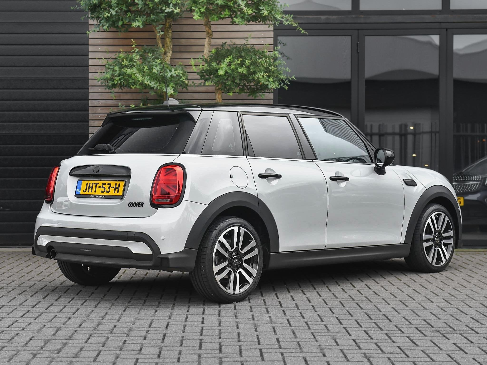 MINI 5-Deurs 1.5 Cooper Business Edition Leer Camera Led Nav, Auto's, Voorwielaandrijving, 136 pk, Gebruikt, Wit
