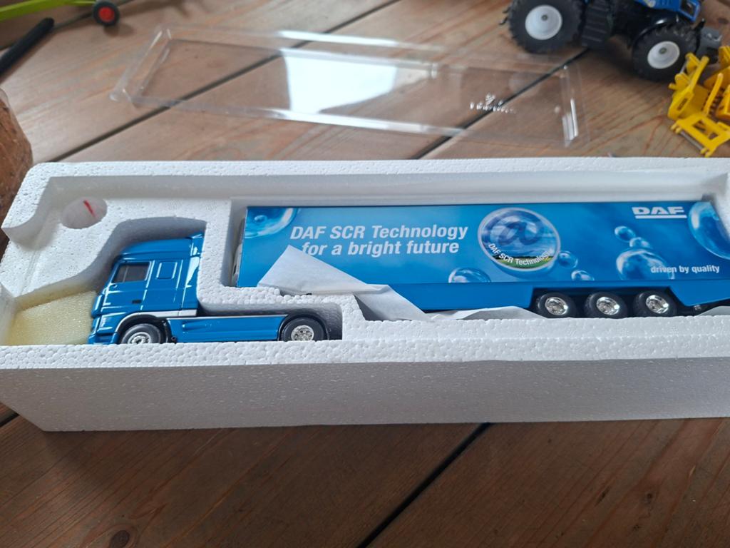 LION TOYS DAF XF MET OPLEGGER NIEUW IN DOOS, Hobby en Vrije tijd, Modelauto's | 1:50, Ophalen of Verzenden, Nieuw, Bus of Vrachtwagen