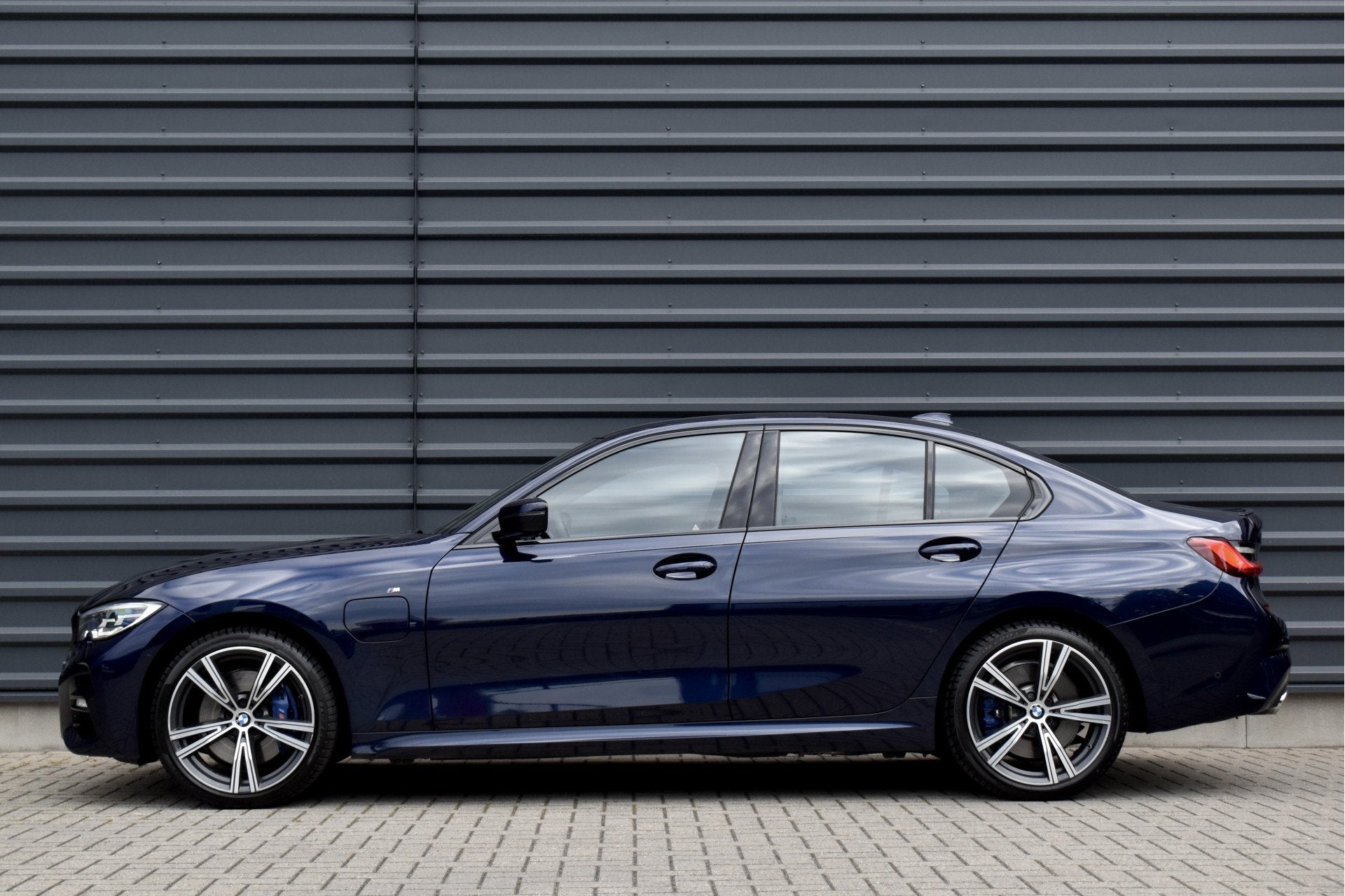 BMW 3 Serie 330e M Sport Individual | 19'' Wielen | Lederen, 1998 cc, Achterwielaandrijving, Gebruikt, Blauw