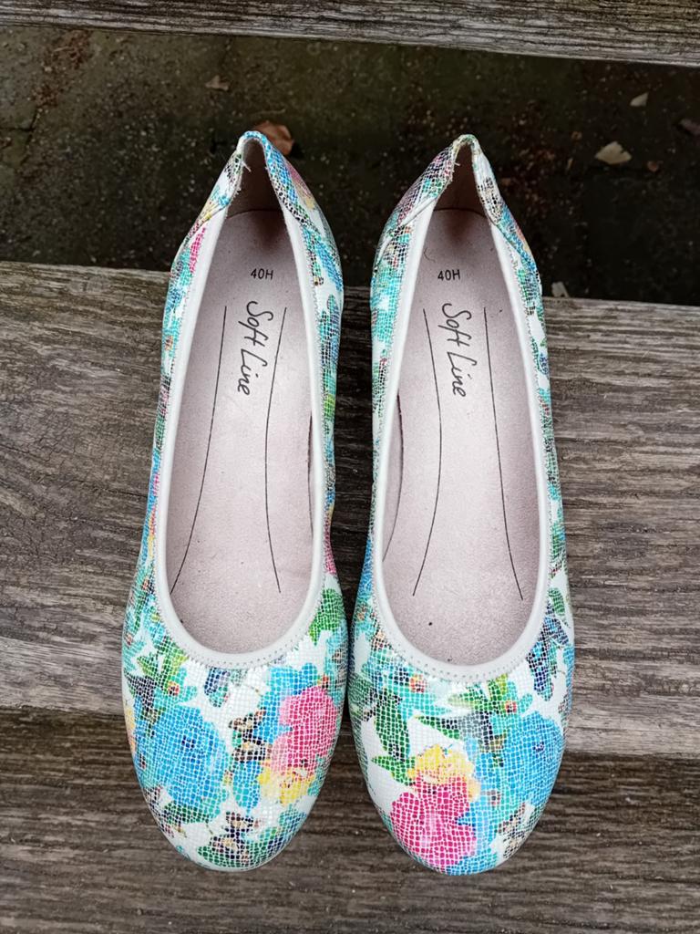 Schoenen met sleehak nieuw! Fleurige bloemen print, Ophalen of Verzenden, Nieuw, Meisje, Schoenen