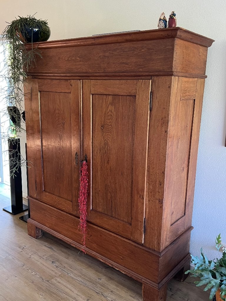Te koop antieke eikenhouten kast met zeer veel bergruimte., Ophalen