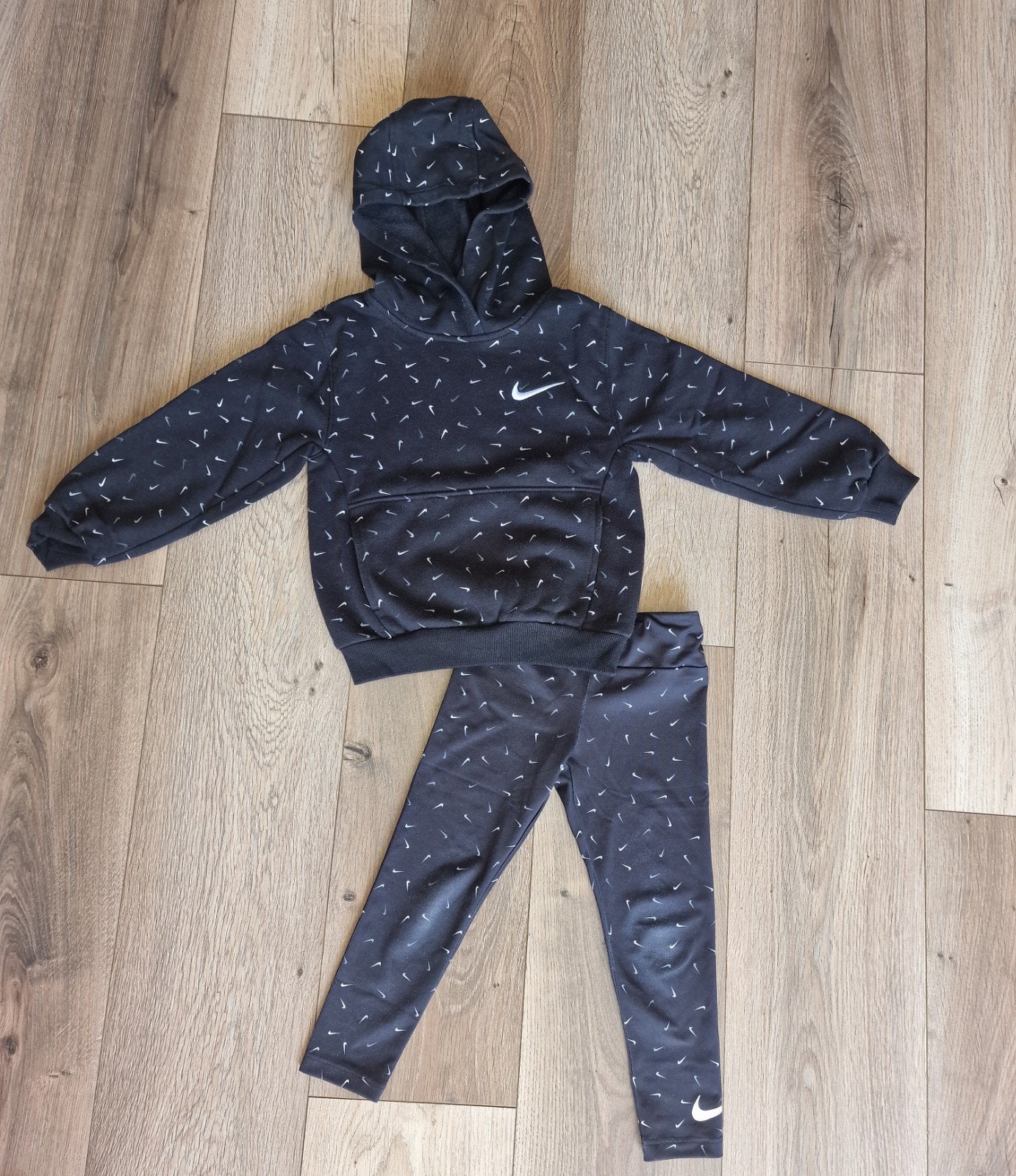 Leuk Nike setje voor meisjes, maat 98-104, Kinderen en Baby's, Kinderkleding | Maat 98, Gebruikt, Meisje, Ophalen of Verzenden