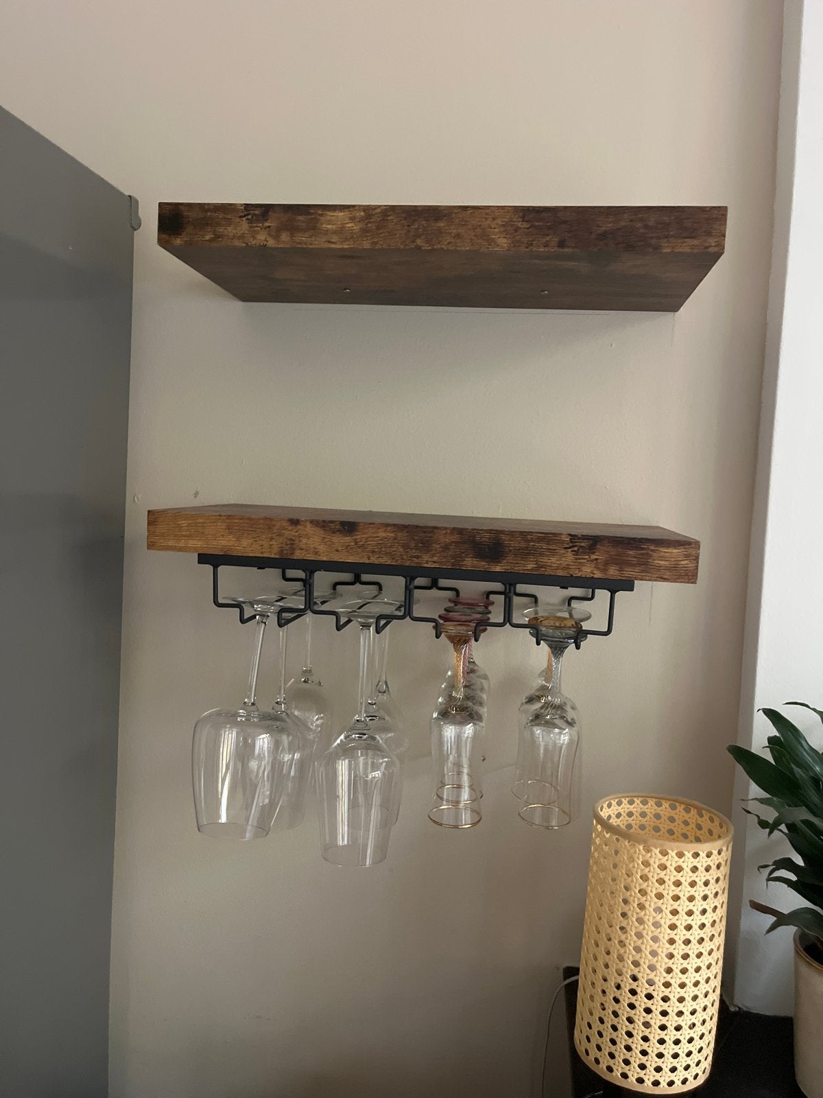 Twee houten wandplankjes met glazenhouder, Ophalen of Verzenden, Gebruikt