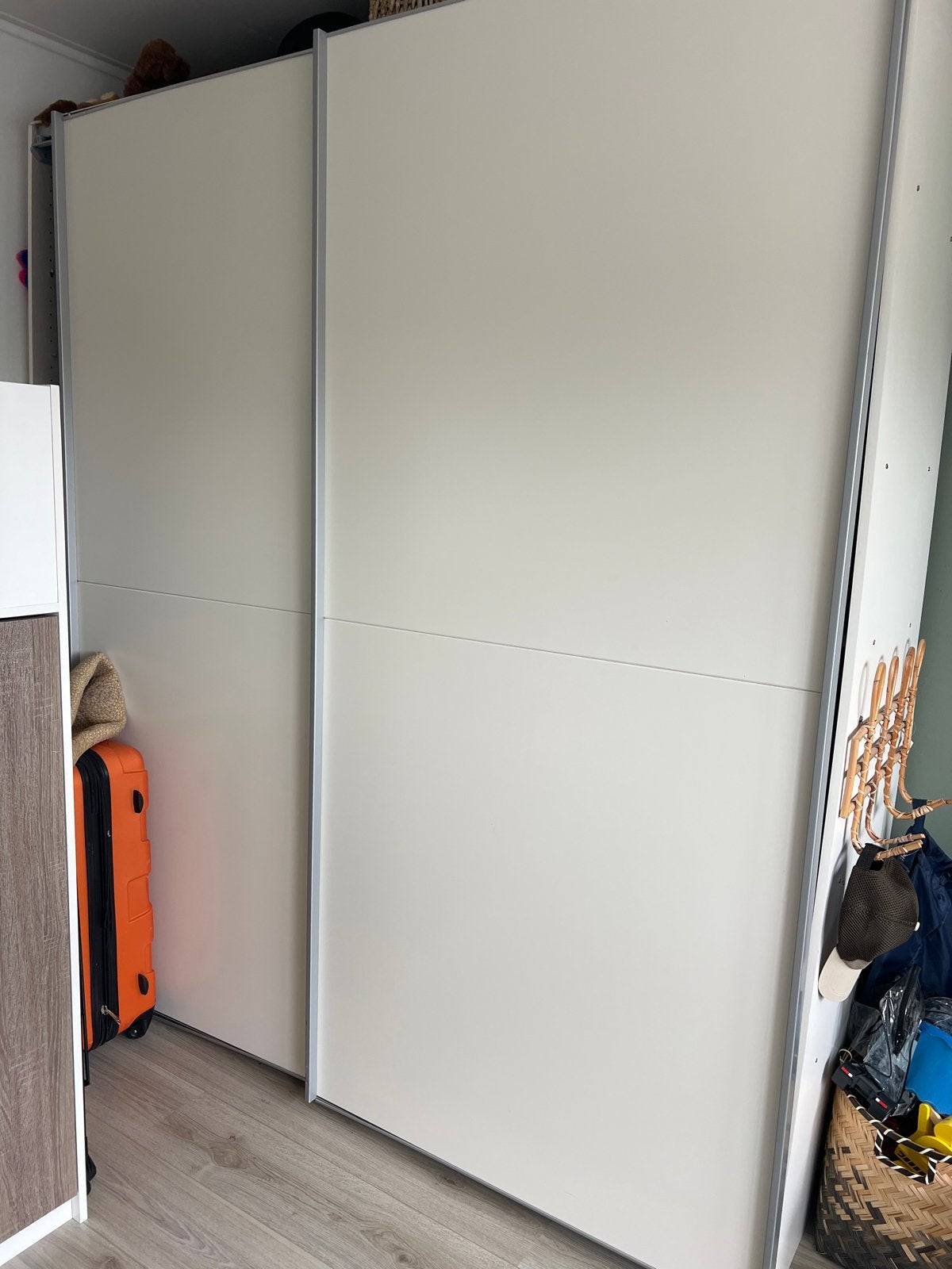 Gratis kledingkast met hang- en legruimte (Morgana), Ophalen, Met plank(en), Gebruikt, 100 tot 150 cm