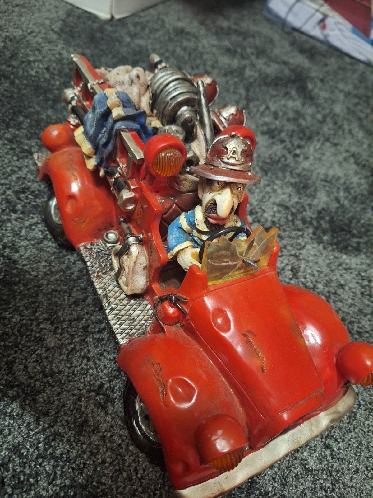 Decoratieve (spaarpot)brandweerauto met brandweerman, Verzamelen, Ophalen of Verzenden, Zo goed als nieuw