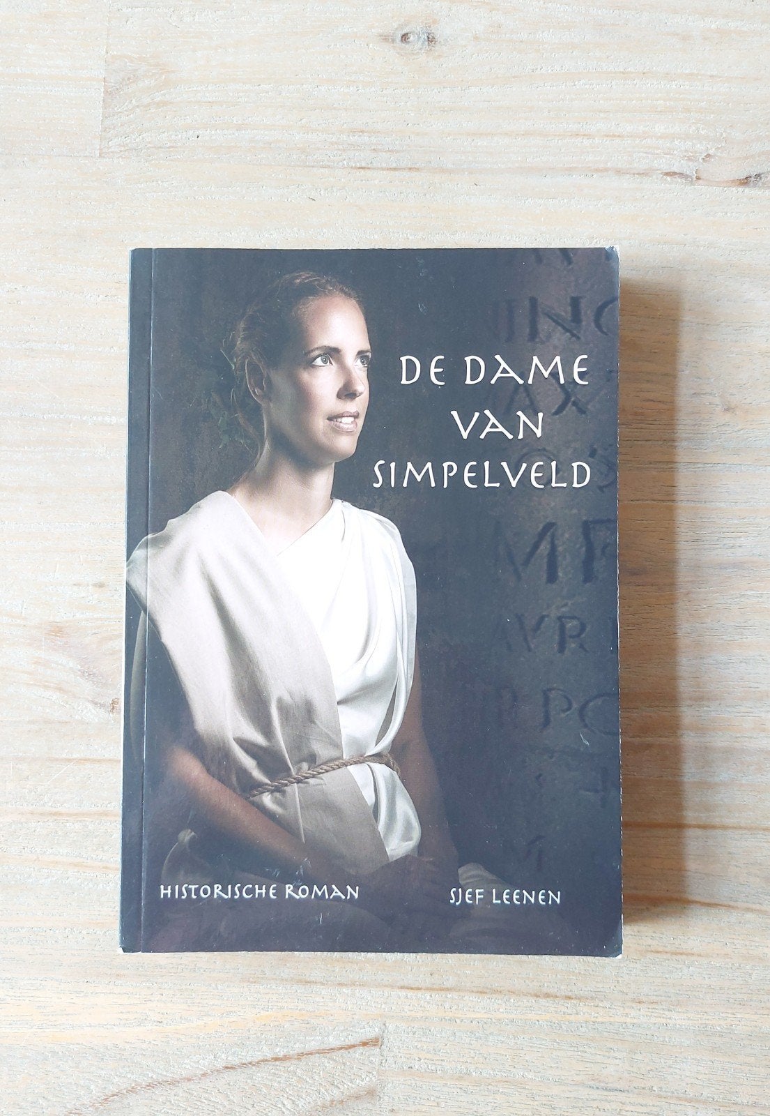 Sjef Leenen - De Dame van Simpelveld (gesigneerd), Ophalen of Verzenden, Gelezen, Sjef Leenen