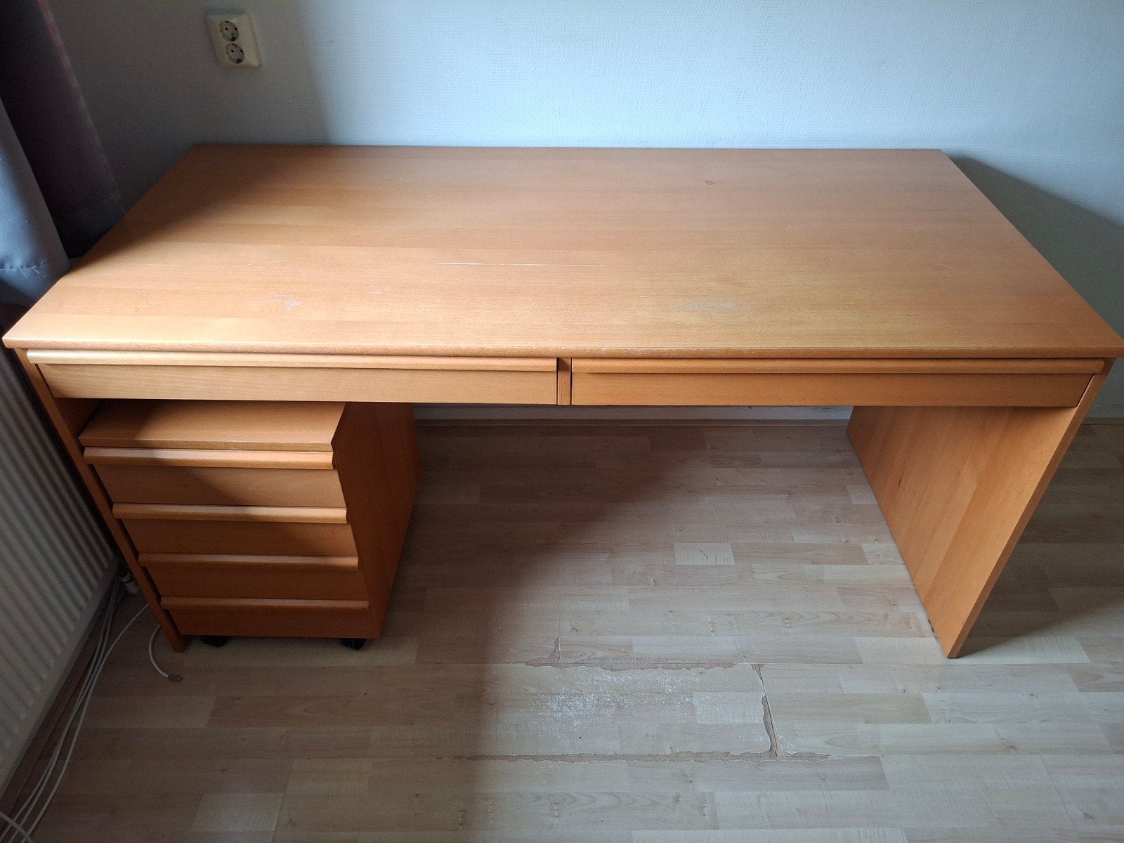 Houten bureau met lades en uitschuifbaar toetsenbordblad, Ophalen, Met lades, Gebruikt, Hout