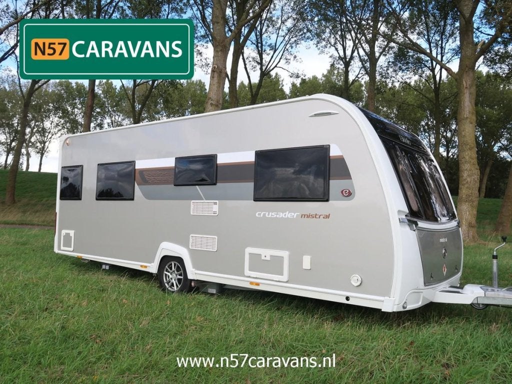 NIEUWSTAAT: Elddis Crusader Mistral / Queensbed / zeer luxe, Standaardzit, Elddis, Oven, Bedrijf