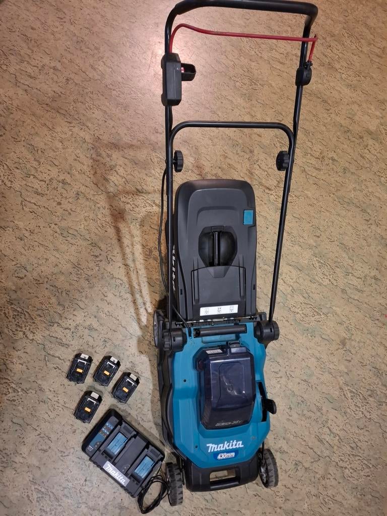 Makita Accu Grasmaaier DLM432 met 4 accu's en lader, Ophalen, Cirkelmaaier, Accu-grasmaaier, Zo goed als nieuw