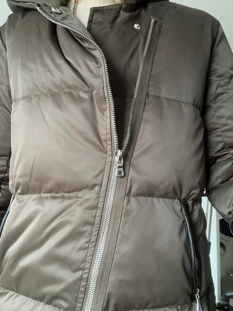 Sandro Olijfgroene Donsjas met Leren Details, Maat 2, Kleding | Dames, Jassen | Winter, Ophalen of Verzenden, Gedragen, Maat 36 (S)