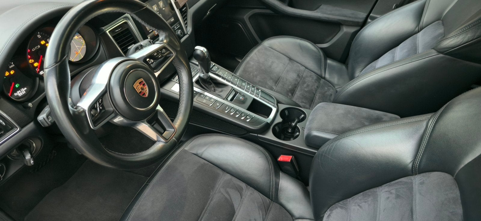 Foto 17 van Porsche Macan GTS 3.0 PANO 361PK • Luchtvering • SportChrono