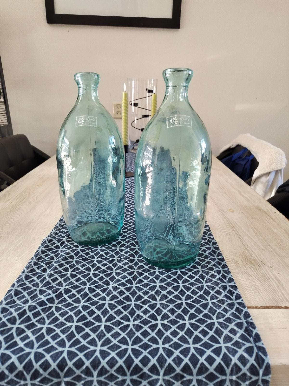 2 lichtblauwe assymetrische flessen, Ophalen, Gebruikt, Blauw, Glas