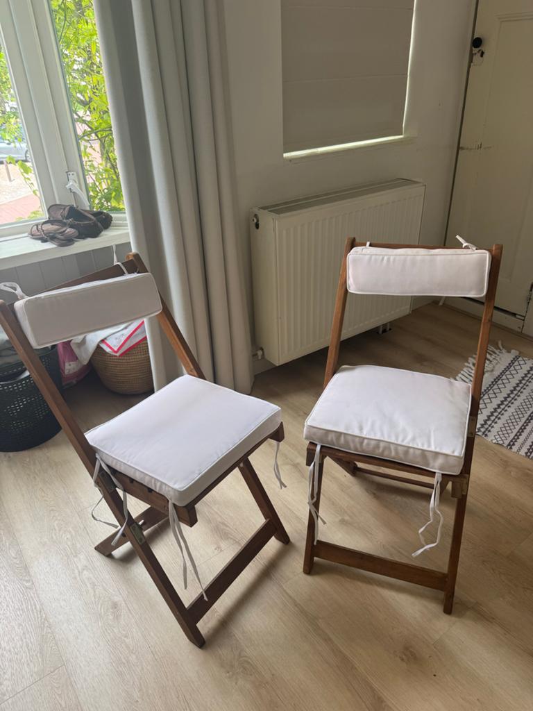 Set van 2 houten klapstoelen met kussens van Xenos, Ophalen, Twee, Wit, Zo goed als nieuw