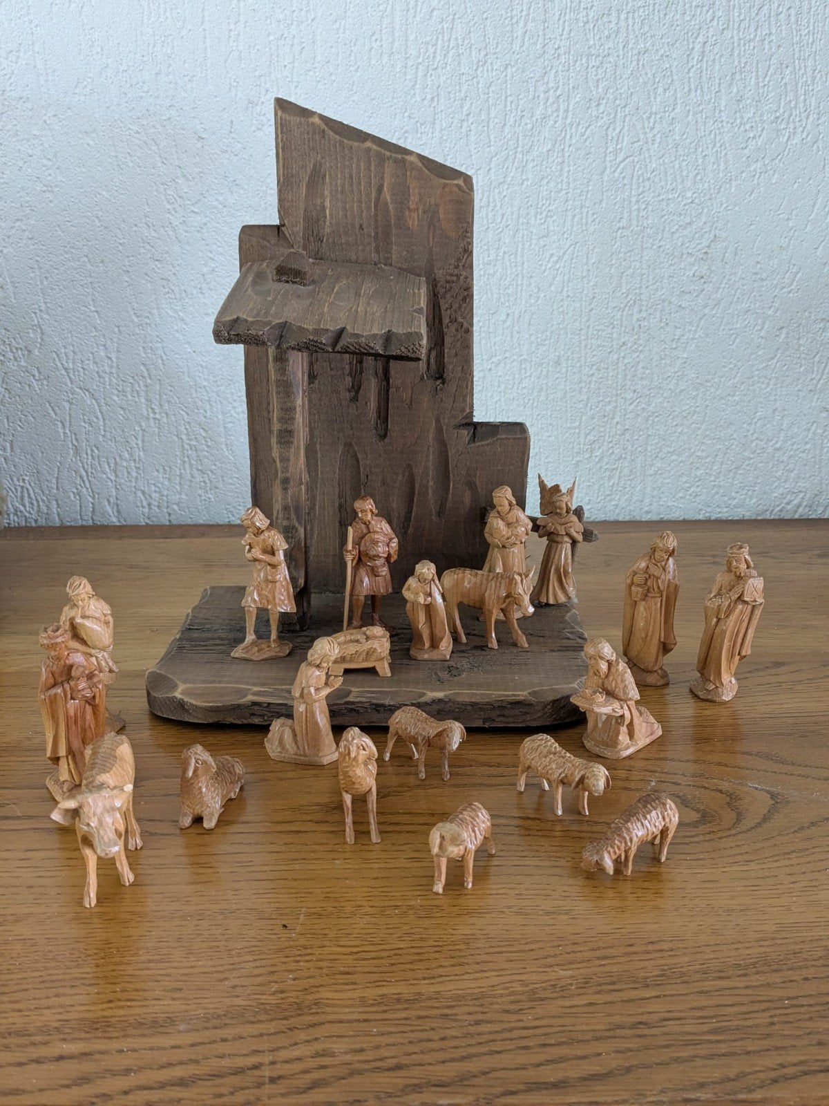 Houten Kerststal met Beeldjes - Handgesneden, Ophalen of Verzenden, Gebruikt, Religie