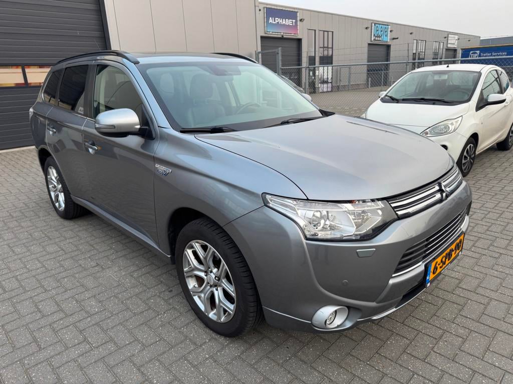 Mitsubishi Outlander 2.0 PHEV Instyle+, 4 cilinders, Vierwielaandrijving, Hybride Elektrisch/Benzine, SUV of Terreinwagen