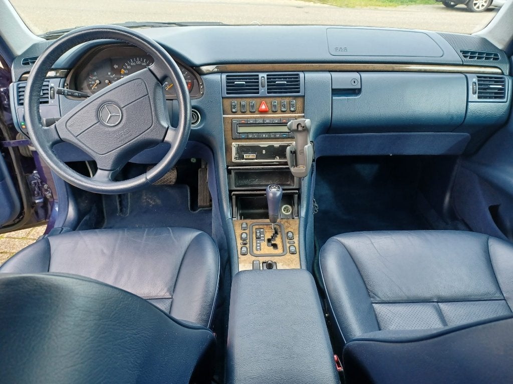 MB E-Klasse 2.4 E240 Sedan 115385 km  1999 Blauw, Auto's, Automaat, Achterwielaandrijving, Blauw, Particulier