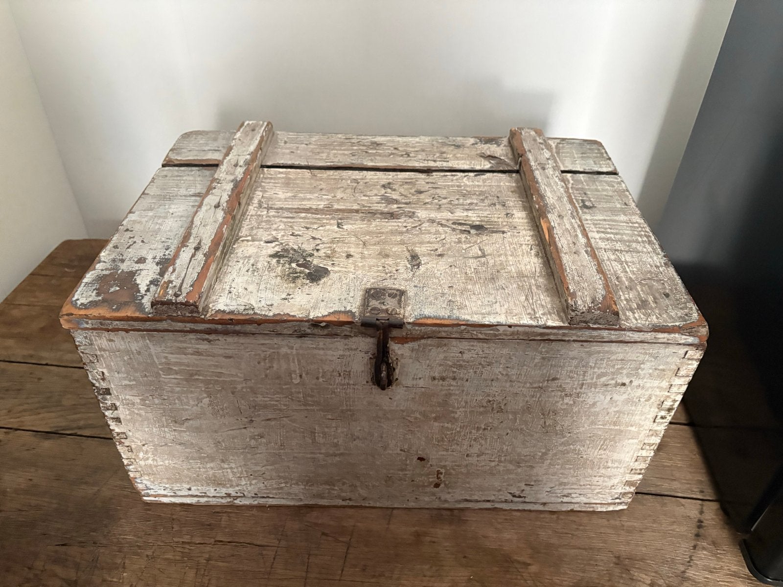Oude houten kist met verweerde look, Ophalen