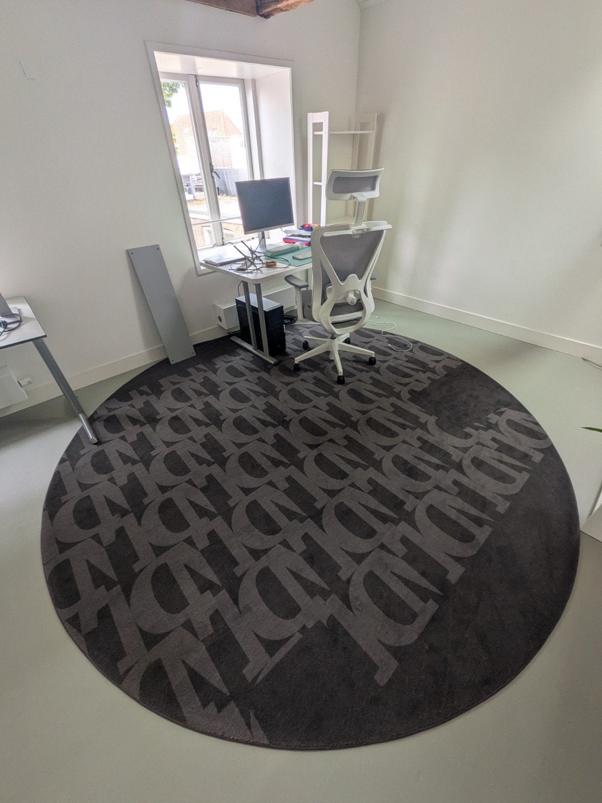 Rond vloerkleed met patroon, donkergrijs, Huis en Inrichting, Stoffering | Tapijten en Kleden, Ophalen, Gebruikt, Modern met patroon