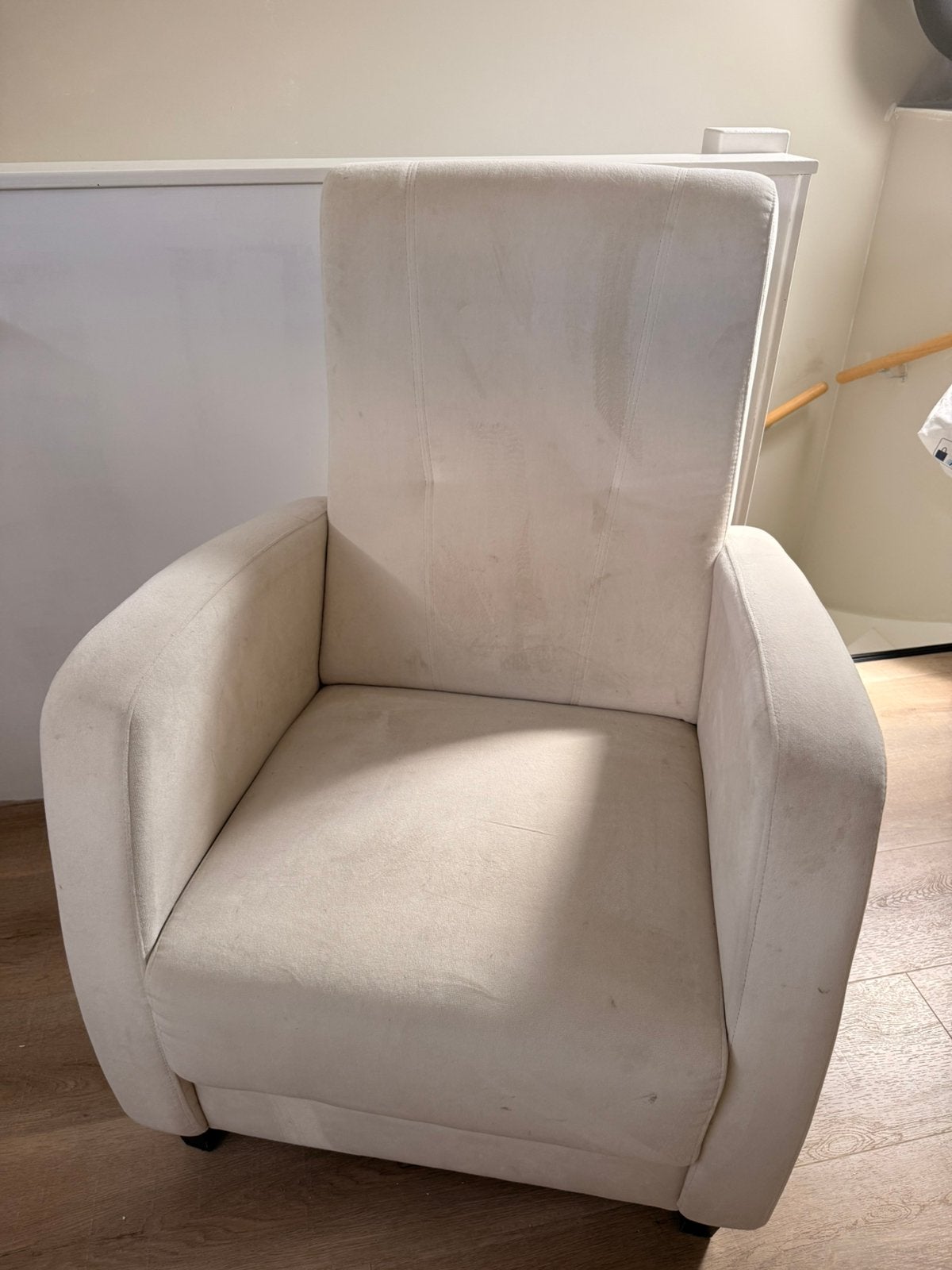Beige kleur fluweel fauteuil., Huis en Inrichting, Ophalen, Zo goed als nieuw, 75 tot 100 cm, 50 tot 75 cm